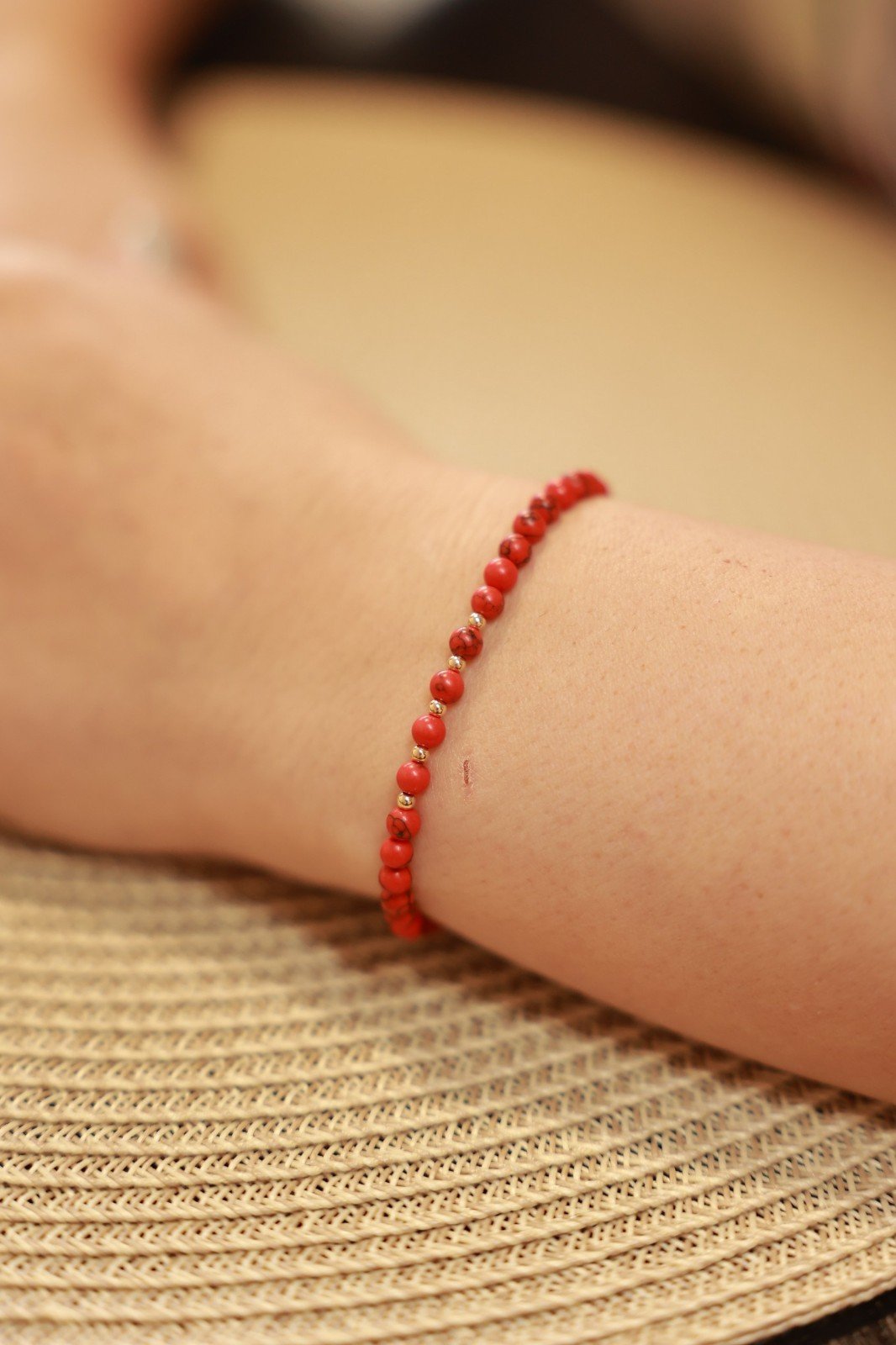 Elegante armband met rode howliet en 14 karaat geelgouden kralen 2,5 mm - 54707.jpeg Elegante armband met rode howliet en 14 karaat geelgouden kralen 2,5 mm