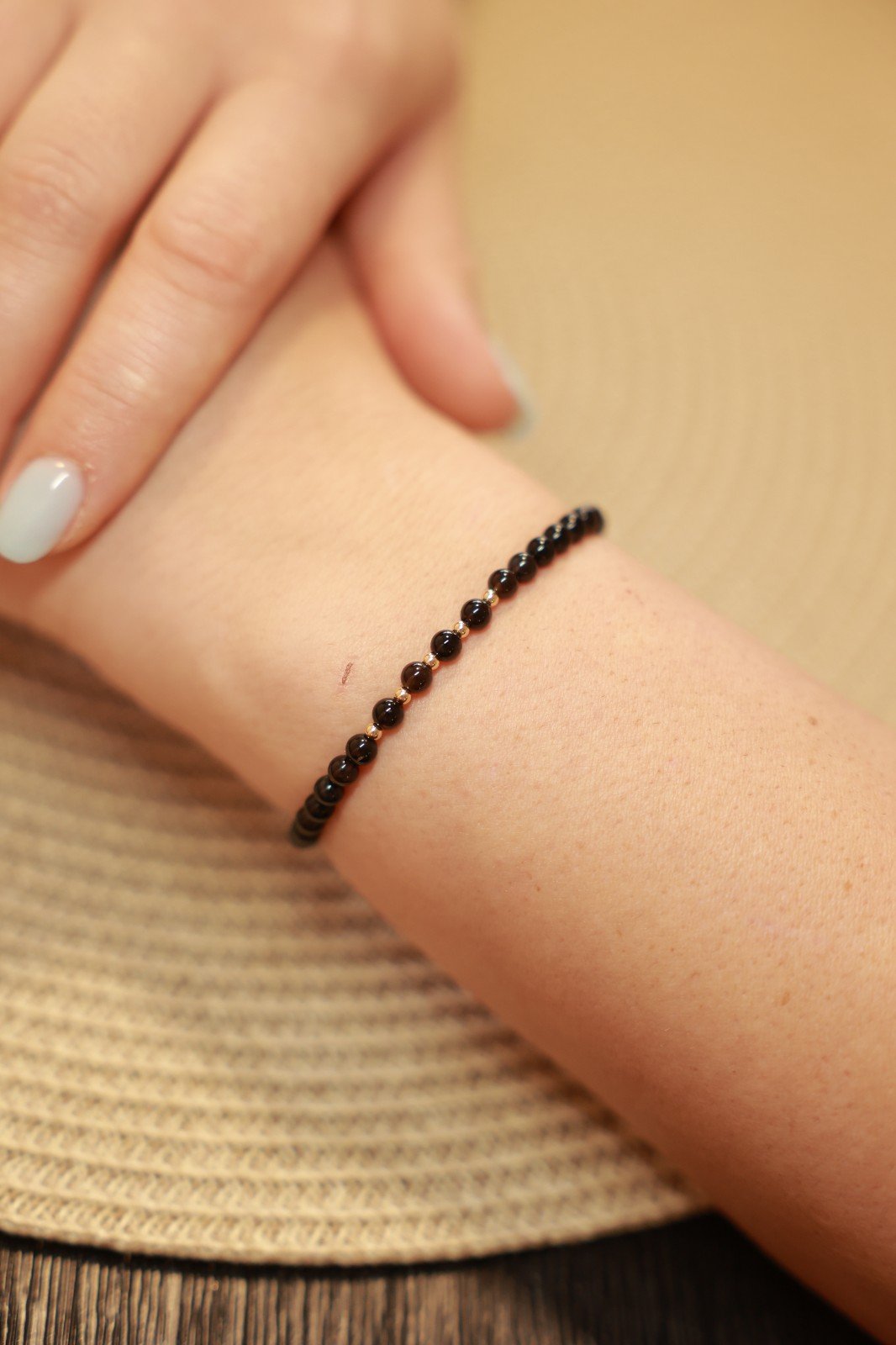 Elegante zwart onyx armband met 14 karaat geegouden kralen 2,5 mm - 54667.jpeg Elegante zwart onyx armband met 14 karaat geelgouden kralen 2,5 mm