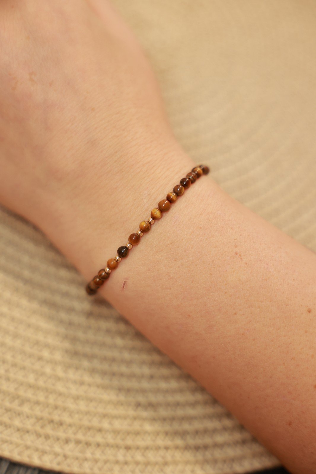 Tijgeroog armband met 14 karaat geelgouden kralen van 2,5 mm - 54662.jpeg Tijgeroog armband met 14 karaat geelgouden kralen van 2,5 mm