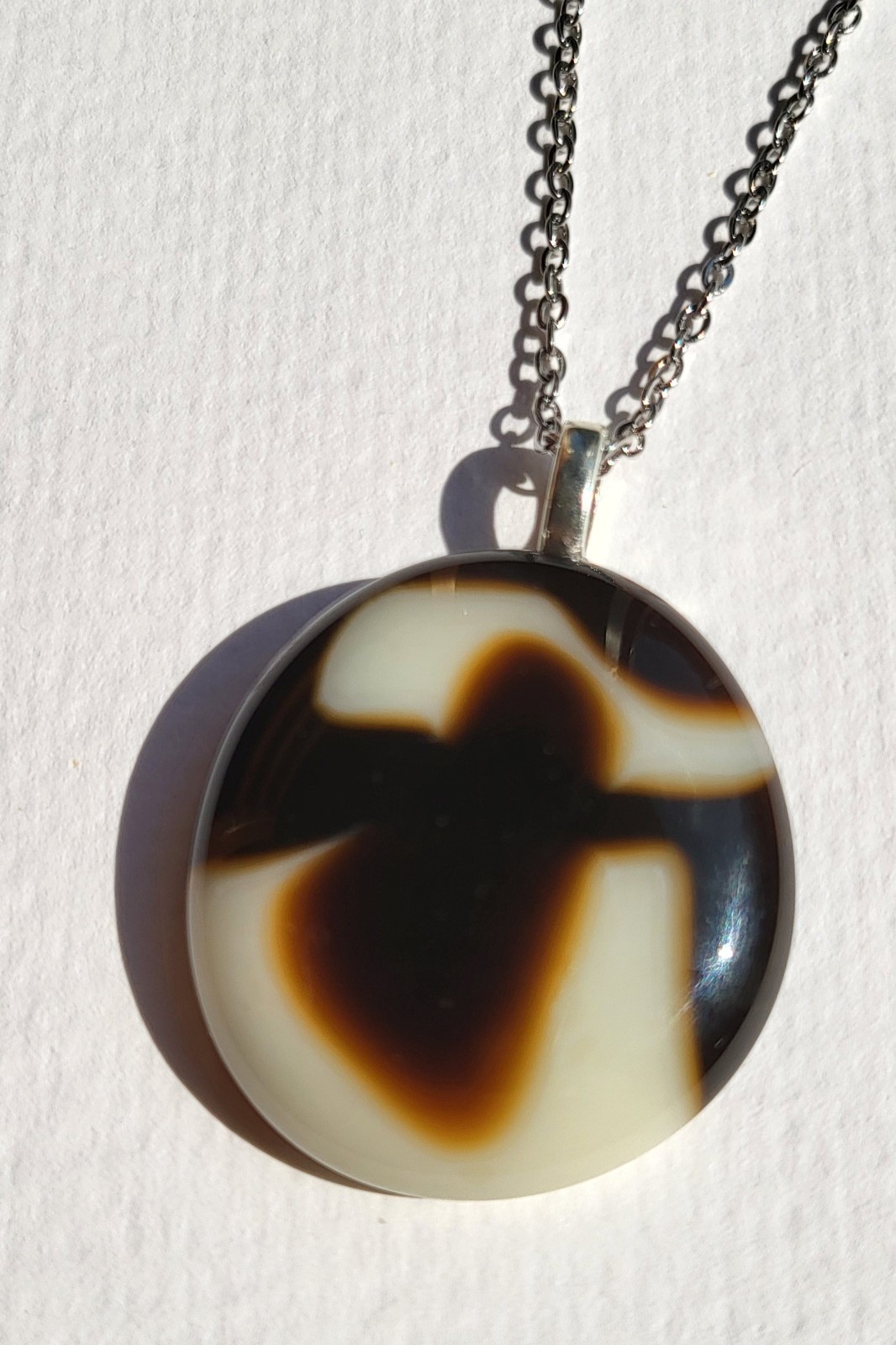 Uniek "Mocha Werveling" glasfusing hanger - 140104 RVS ketting met uniek "Mocha Werveling" glas hanger