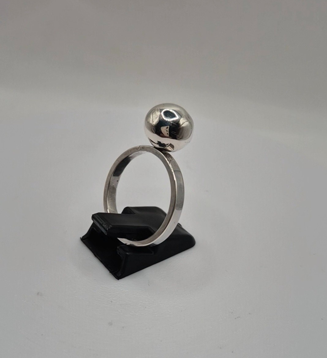 Handgemaakte zilveren ring met elegant balletje