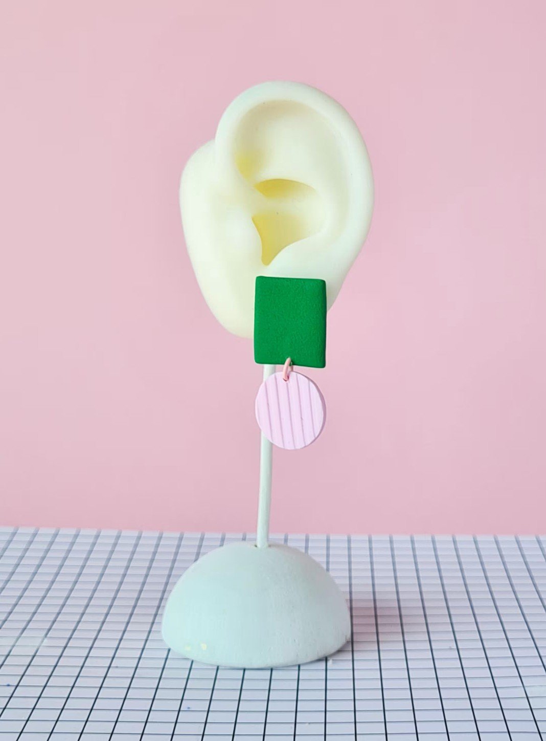 5 colors - textured minimal colorblock polymer clay earrings. 80s fun geometric playful lightweight dangle, edgy artistic statement earrings - 71698.jpeg Kleurrijke, handgemaakte colorblock oorbellen, beschikbaar in 5 verschillende kleuren. Lichtgewicht, dopamine statement Memphis Polymeerklei oorbellen