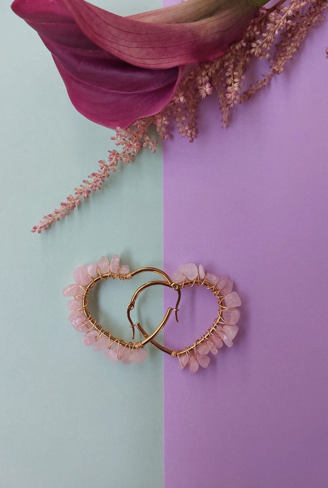 Natural Rose Quartz Wire Wrapped Heart Hoops - 58958.jpeg Natuurlijke Rozenkwarts hart hoepels