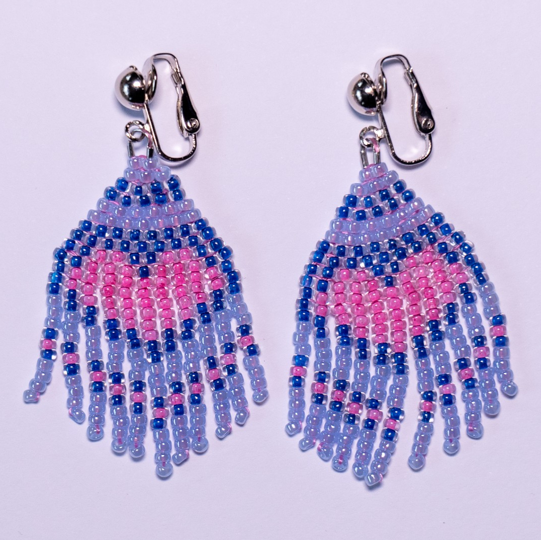 Fringe oorbellen met roze hart in ijsblauw - korte handgemaakte oorbellen