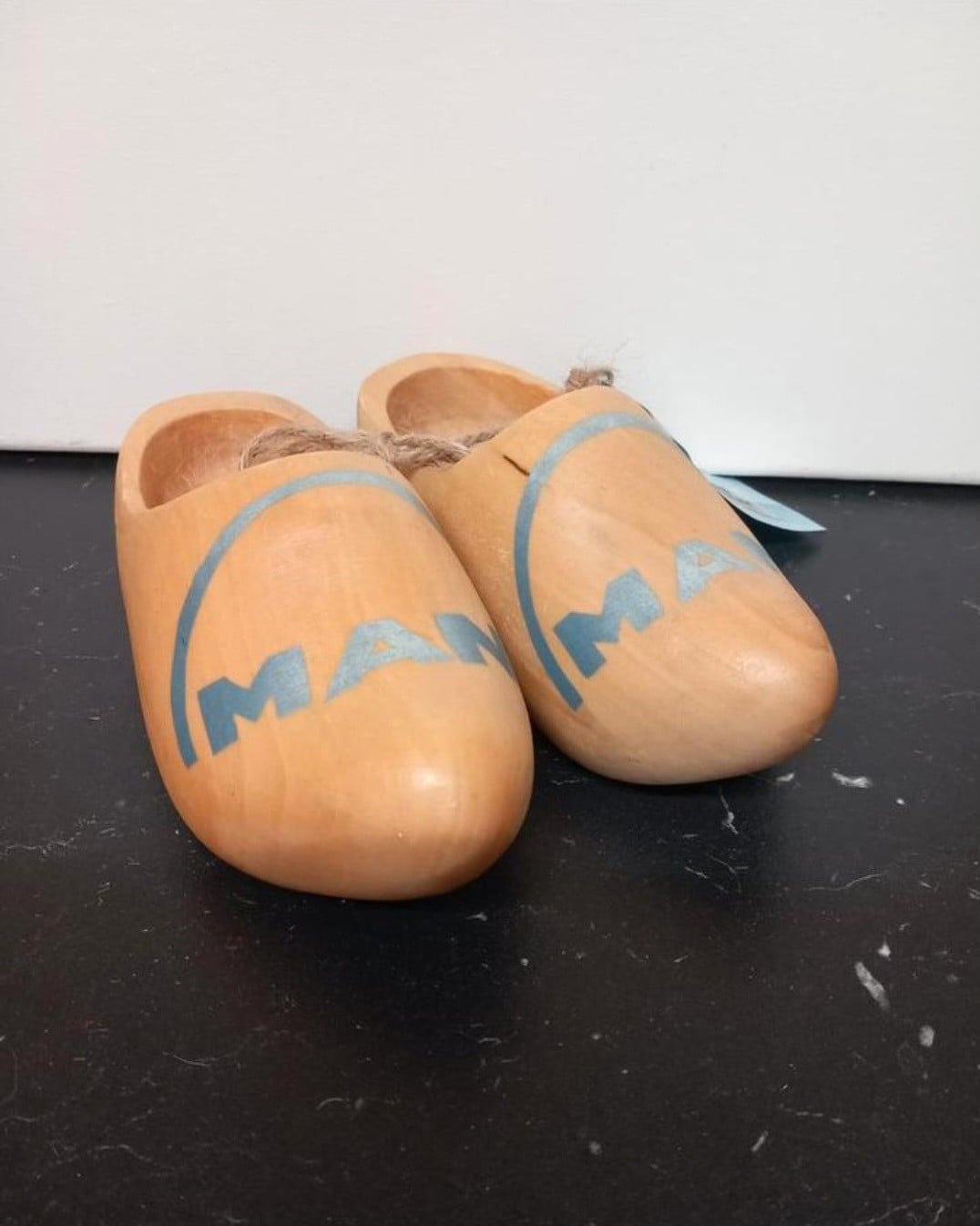 Houten klompjes met blauw MAN loge - 102102 Houten klompjes met blauw MAN loge