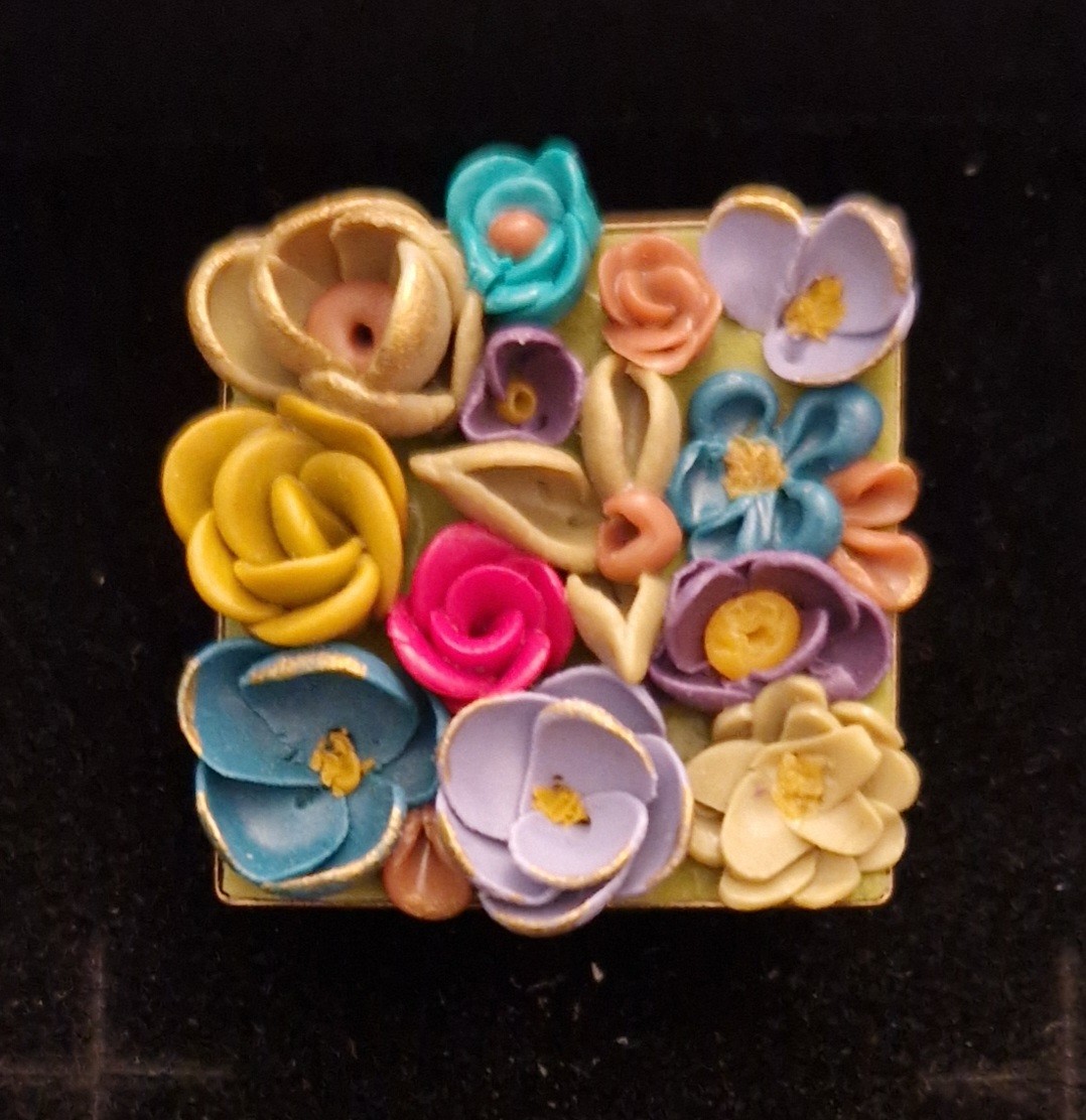 Unieke ring met geboetseerde bloemen in polymeerklei