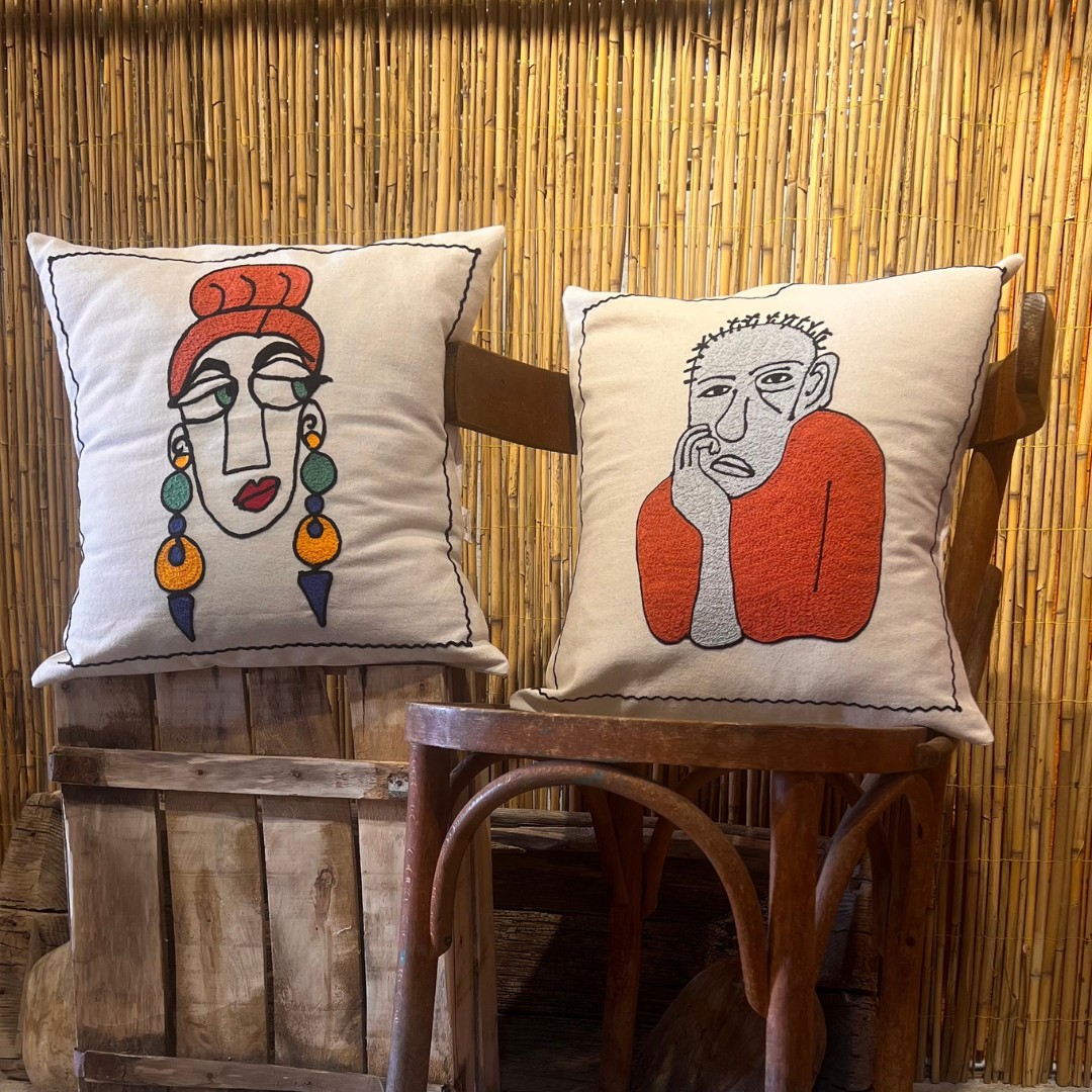 Vrouw en Man Geëmbroide Kussenslopen met Vezelvulling – 100% Katoen