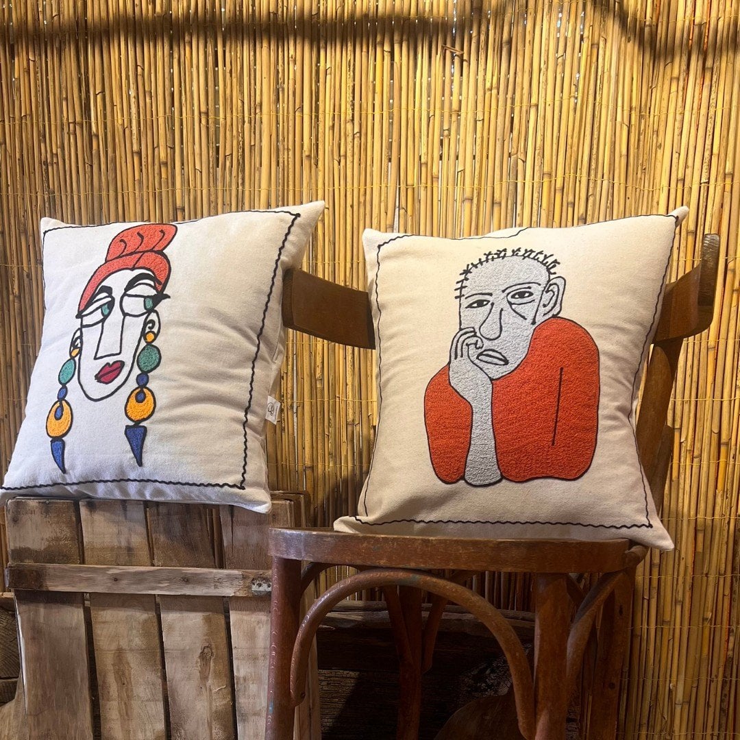 Vrouw en Man Geëmbroide Kussenslopen met Vezelvulling – 100% Katoen