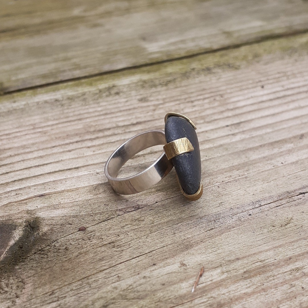 Black Pebble ring, zwarte steen in messing klauwzetting