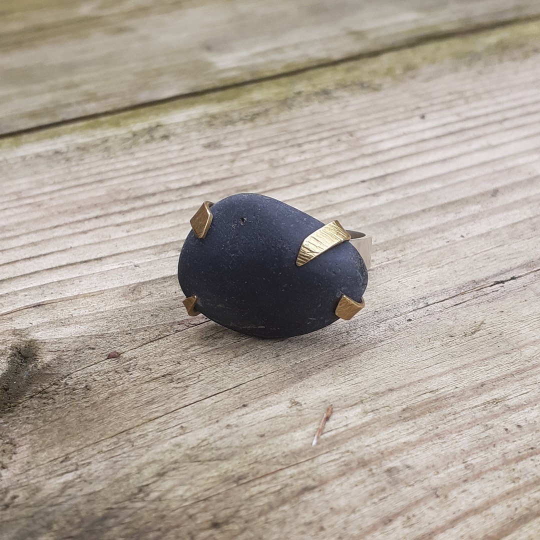 Black Pebble ring, zwarte steen in messing klauwzetting