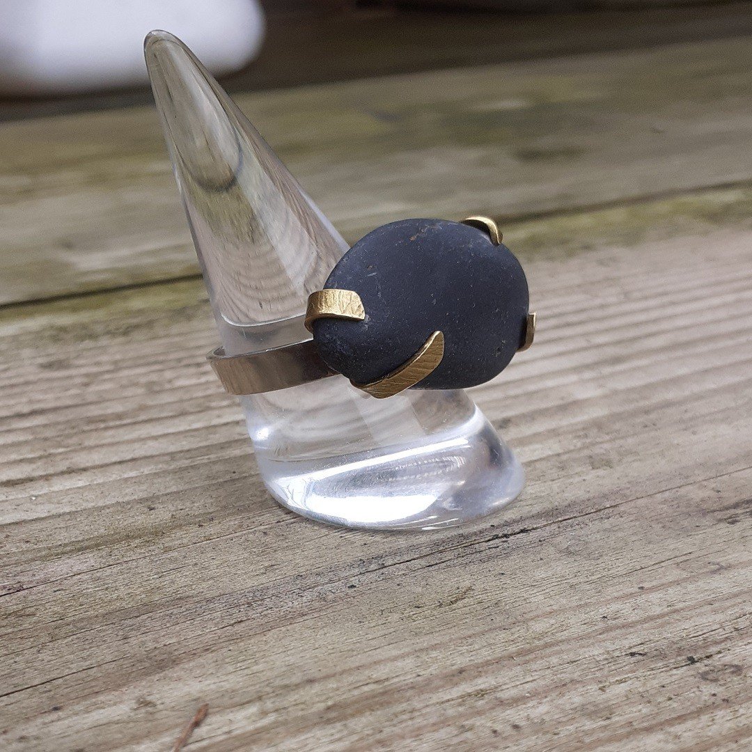 Black Pebble ring, zwarte steen in messing klauwzetting