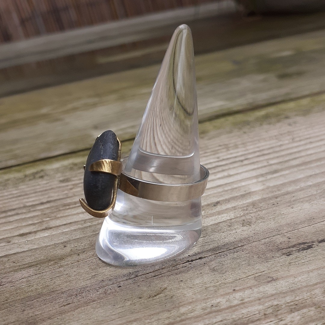 Black Pebble ring, zwarte steen in messing klauwzetting