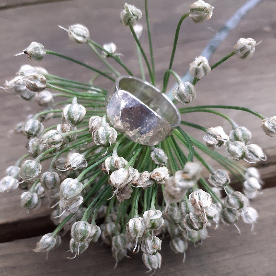 Unieke zilveren ring met gehamerde zegel