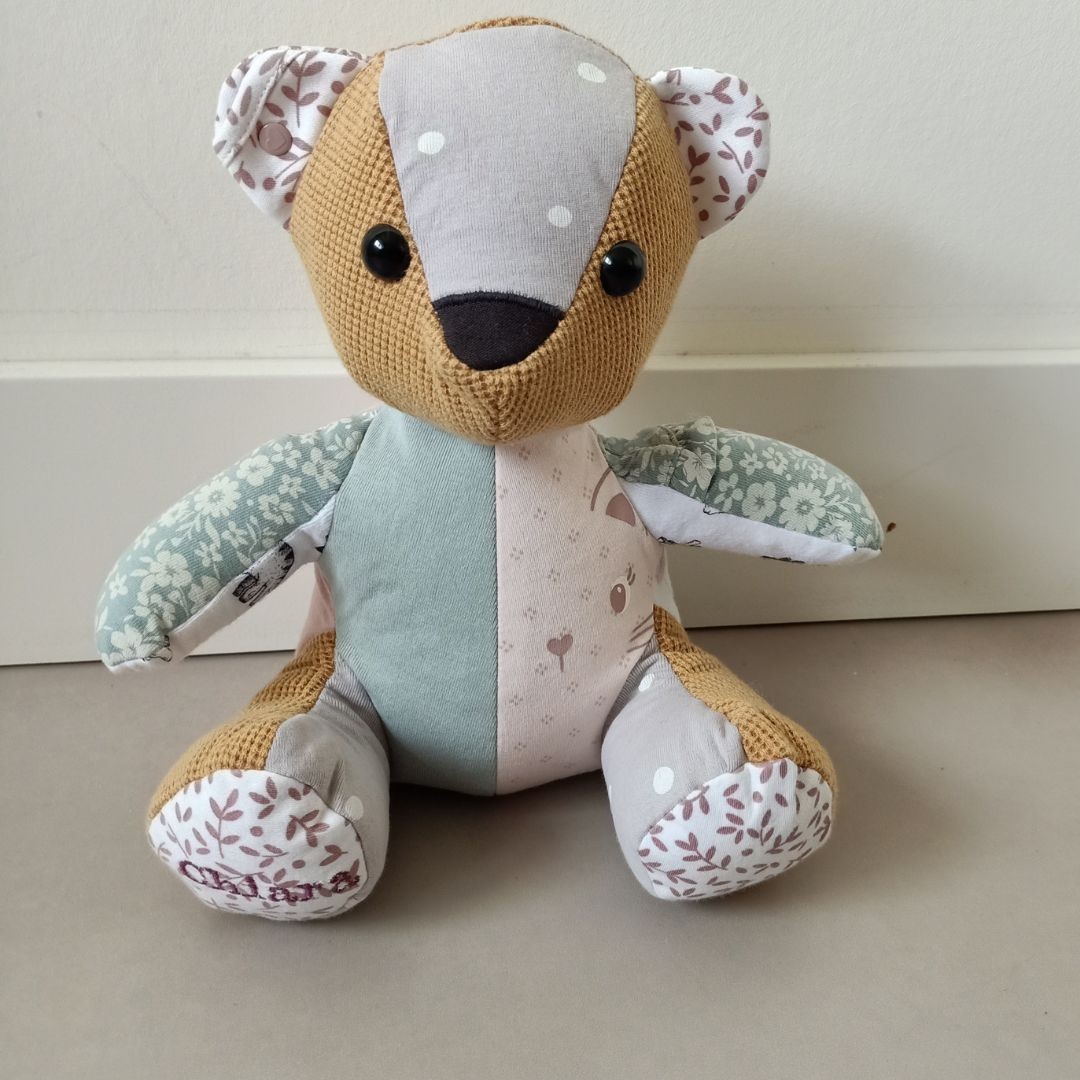 Herinneringsbeer van eerste babykleertjes