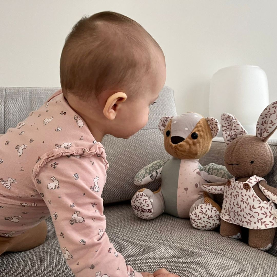 Herinneringsbeer van eerste babykleertjes