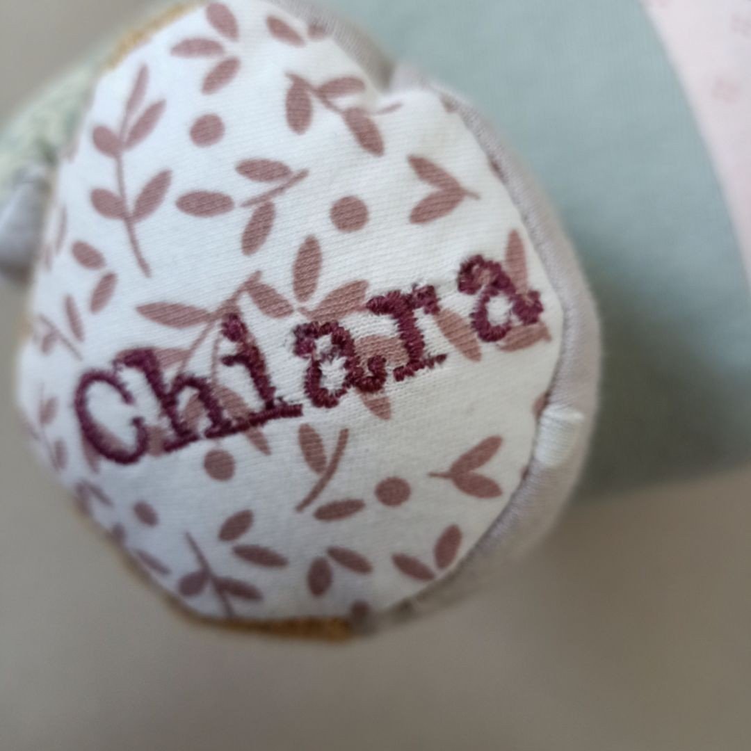 Herinneringsbeer van eerste babykleertjes