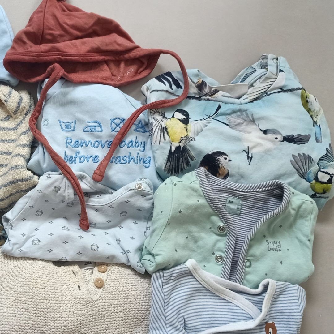 Herinneringsolifant van eerste babykleertjes