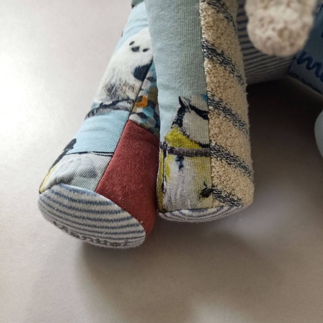 Herinneringsolifant van eerste babykleertjes