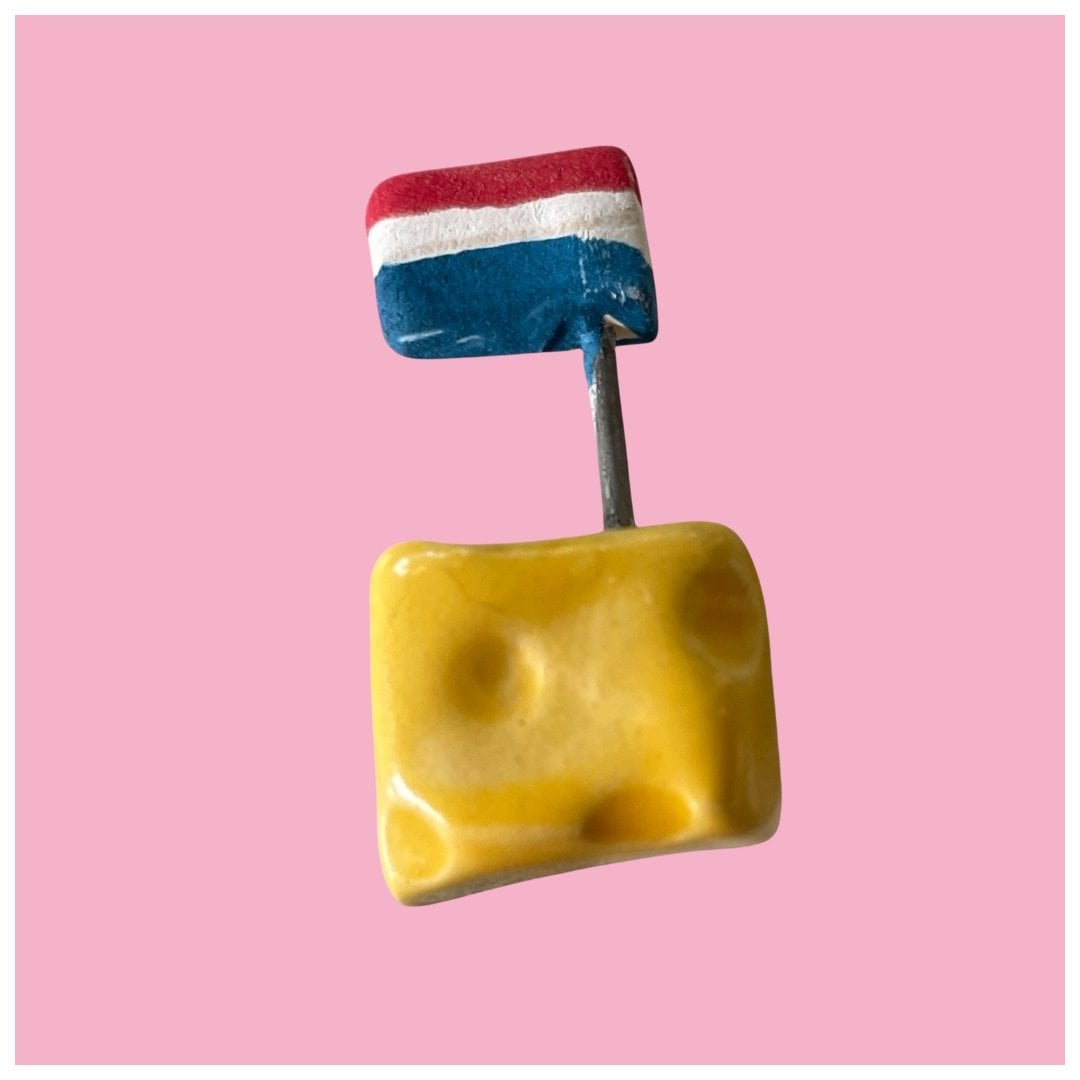 Broche van keramiek: blokje kaas