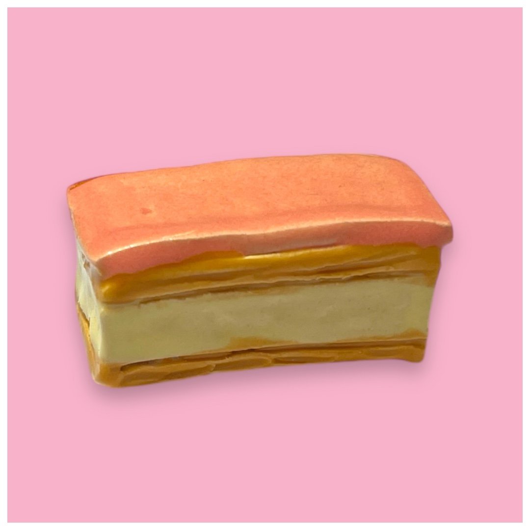 Broche van keramiek: tompouce