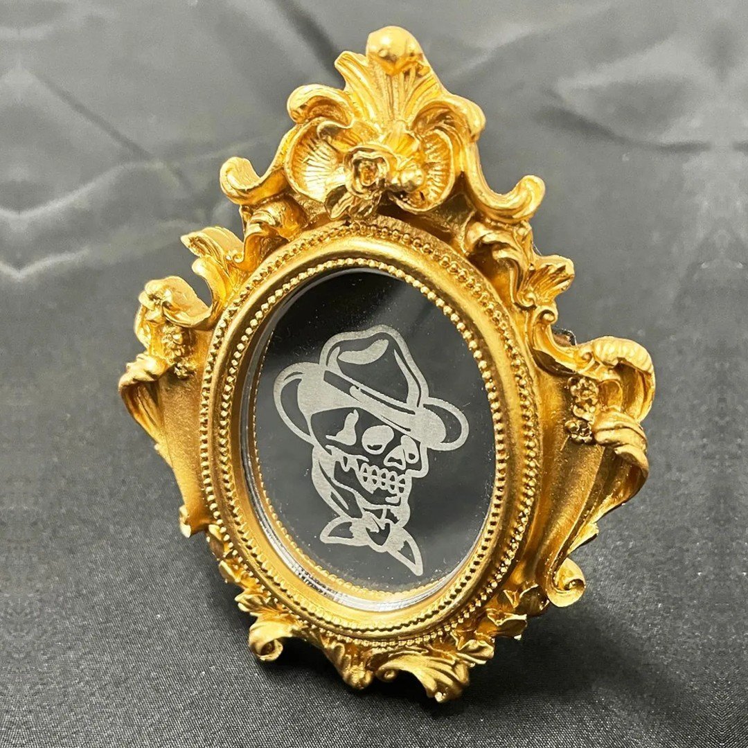 Minispiegeltje Golden Cowboy Skull Tattoo Table, gegraveerd acryl, go… - 96138 Minispiegeltje Golden Cowboy Skull Tattoo Table, gegraveerd acryl, gouden lijst