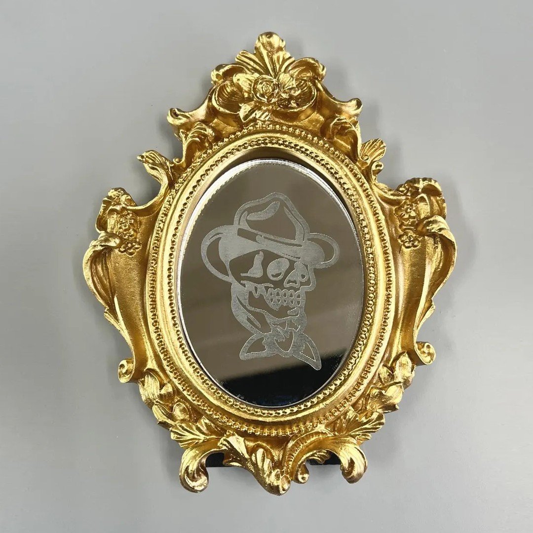 Minispiegeltje Golden Cowboy Skull Tattoo Table, gegraveerd acryl, go… - 96139 Minispiegeltje Golden Cowboy Skull Tattoo Table, gegraveerd acryl, gouden lijst