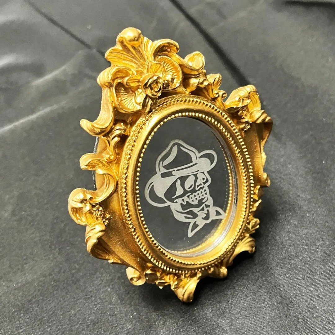 Minispiegeltje Golden Cowboy Skull Tattoo Table, gegraveerd acryl, go… - 96140 Minispiegeltje Golden Cowboy Skull Tattoo Table, gegraveerd acryl, gouden lijst