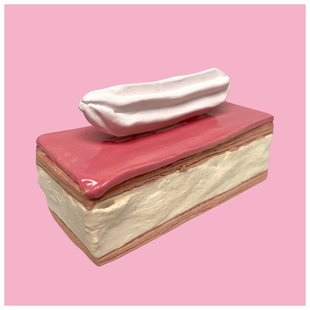 Tompouce met slagroom van keramiek