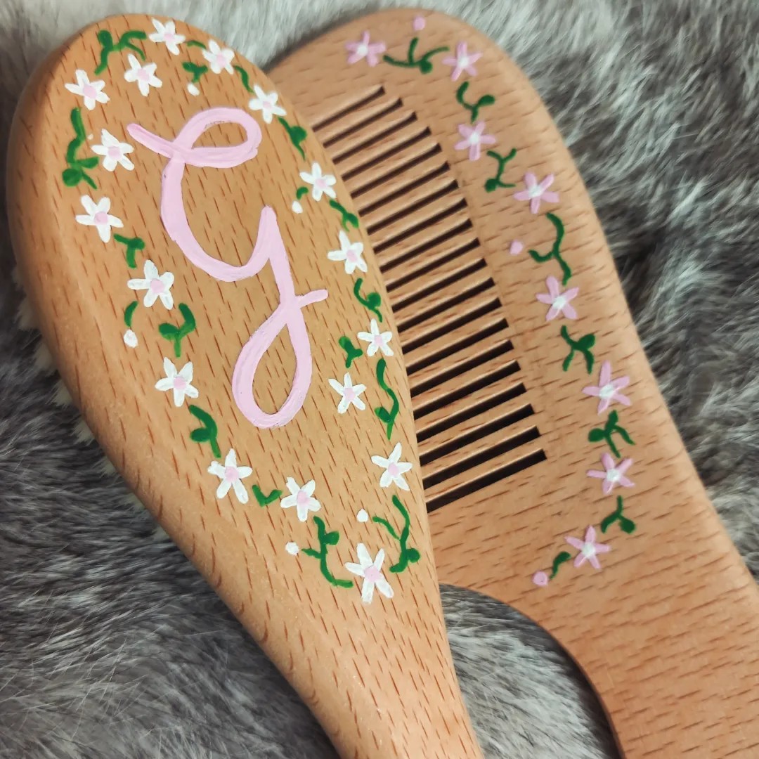Gepersonaliseerde handgeschilderde houten baby kam en borstel set