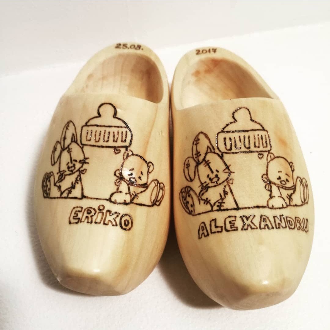 Gepersonaliseerde zwart ingebrande houten geboorteklompjes - 102114 Gepersonaliseerde zwart ingebrande houten geboorteklompjes