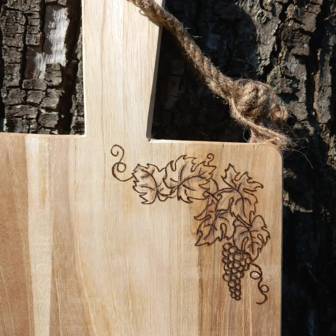 Houten serveerplank met wijn decoratie - 102149 Houten serveerplank met wijn decoratie