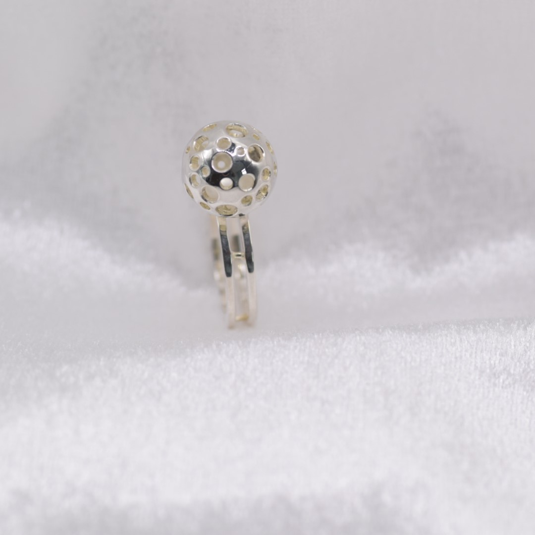 Unieke eyecatcher – zilveren ring met dubbel scheen en opengewerkte bal