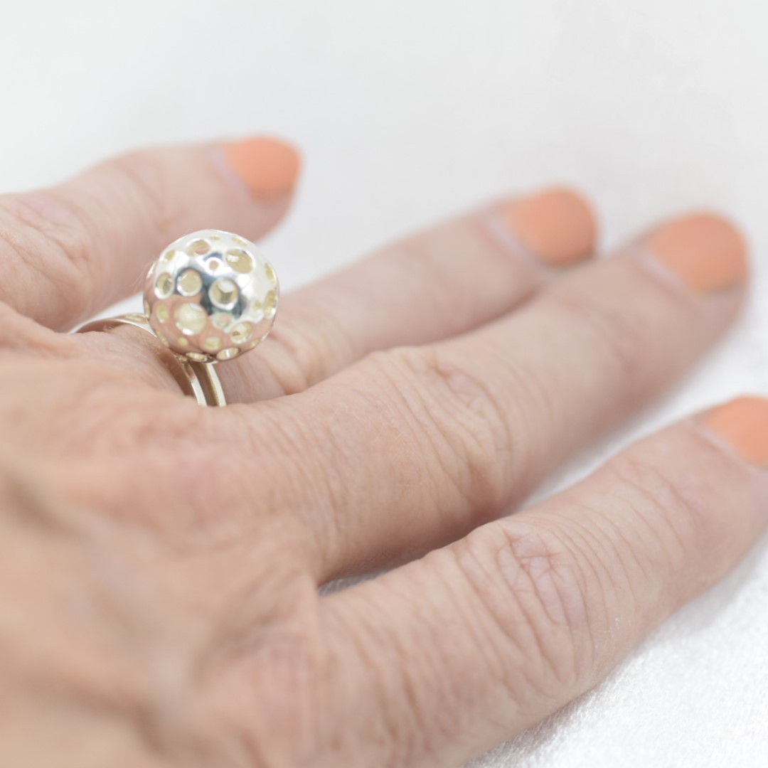 Unieke eyecatcher – zilveren ring met dubbel scheen en opengewerkte bal