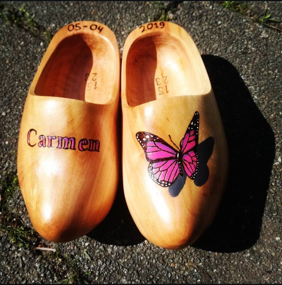 gepersonaliseerde geverfde in leuke kleuren houten geboorteklompjes - 102118 gepersonaliseerde geverfde in leuke kleuren houten geboorteklompjes