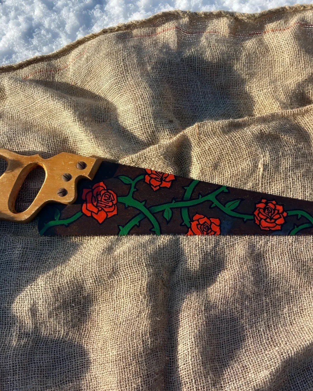 Handbeschilderde upcycled vintage metalen zaag met rode rozen - 102088 Handbeschilderde upcycled vintage metalen zaag met rode rozen