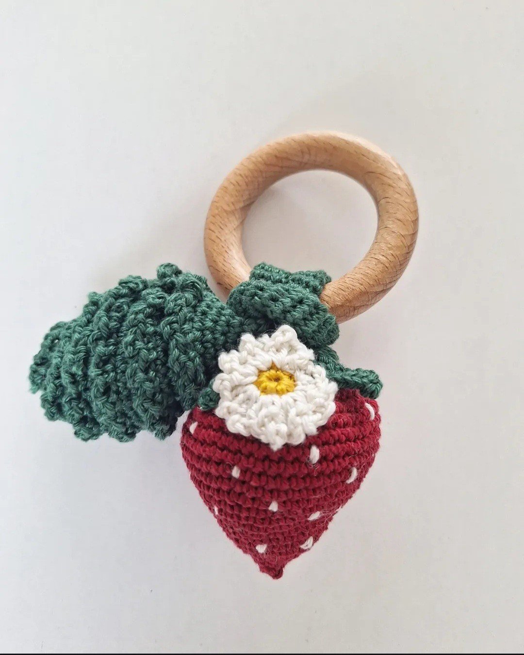 Gehaakte aardbei rammelaar - 95425 Gehaakte aardbei rammelaar