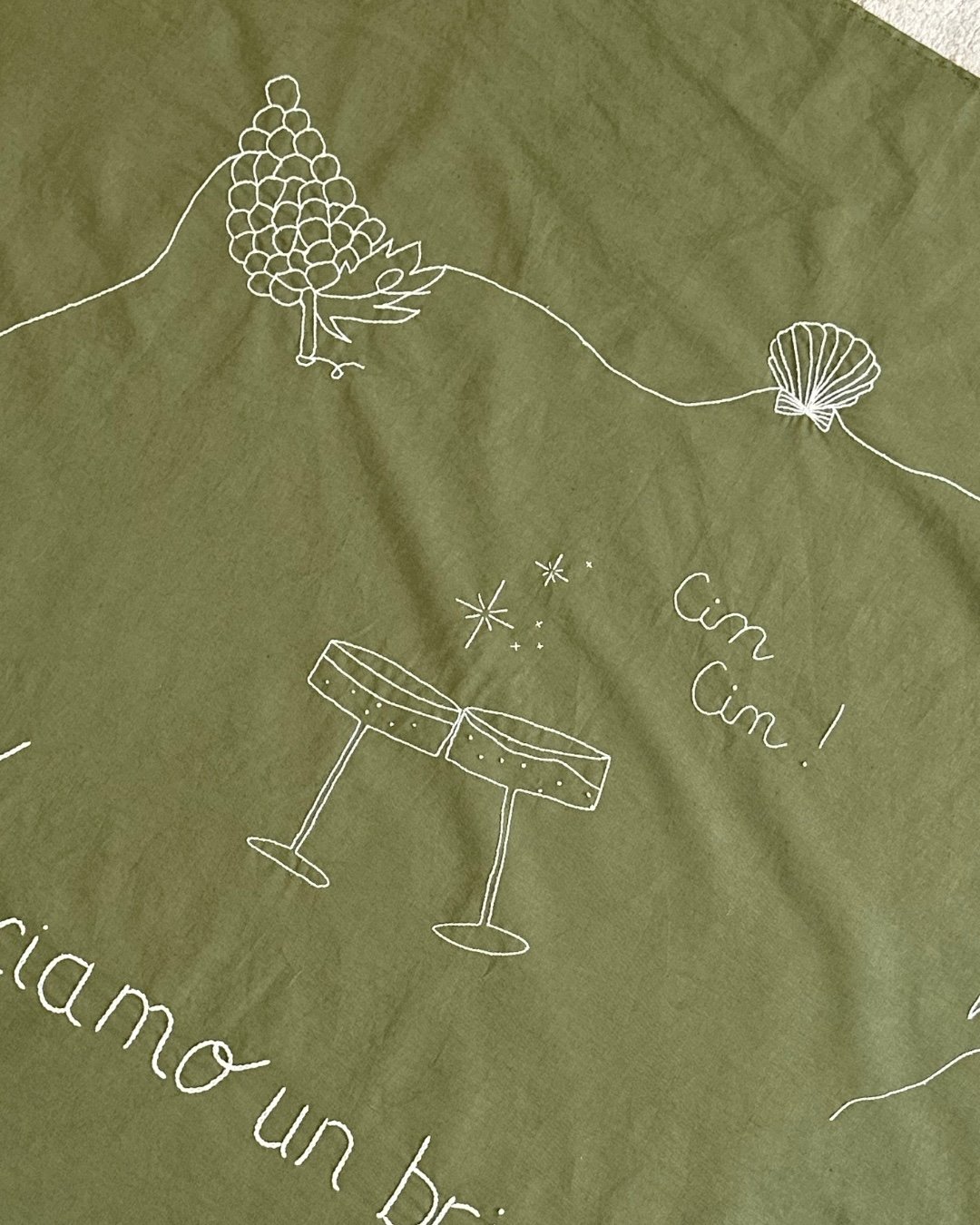 Feestelijk tafellaken “Facciamo un brindisi” – handgeborduurd - 104462 Feestelijk tafellaken “Facciamo un brindisi” – handgeborduurd