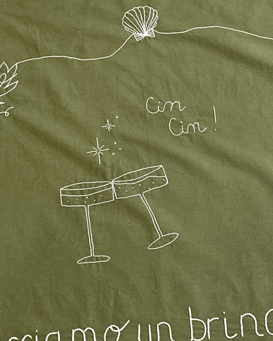 Feestelijk tafellaken “Facciamo un brindisi” – handgeborduurd - 104463 Feestelijk tafellaken “Facciamo un brindisi” – handgeborduurd