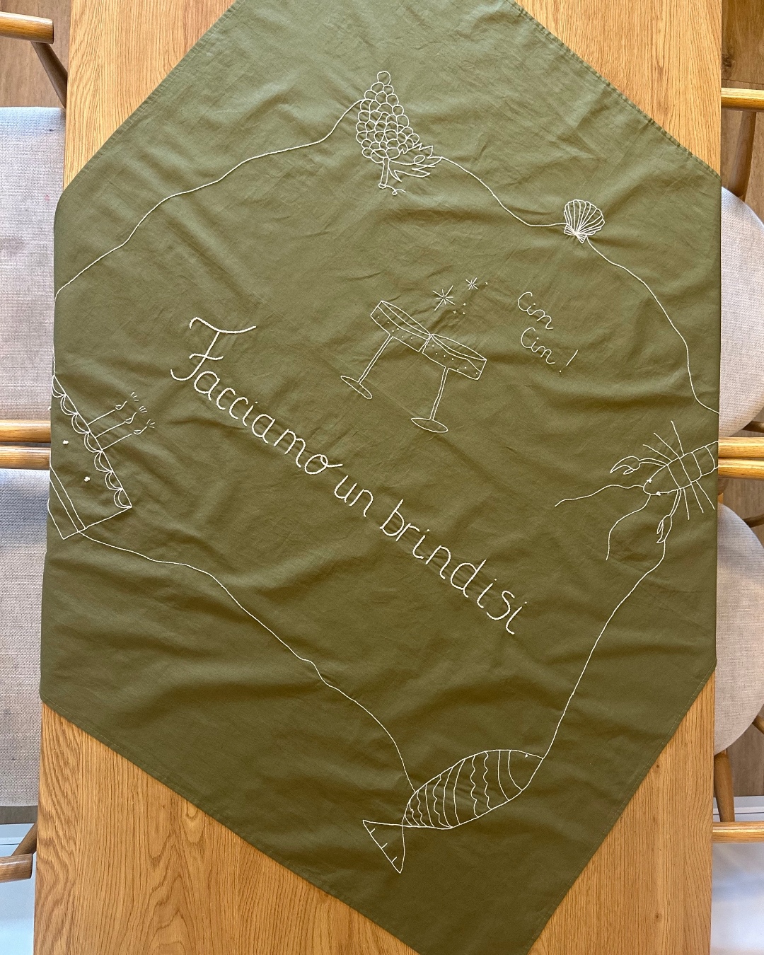 Feestelijk tafellaken “Facciamo un brindisi” – handgeborduurd - 104465 Feestelijk tafellaken “Facciamo un brindisi” – handgeborduurd