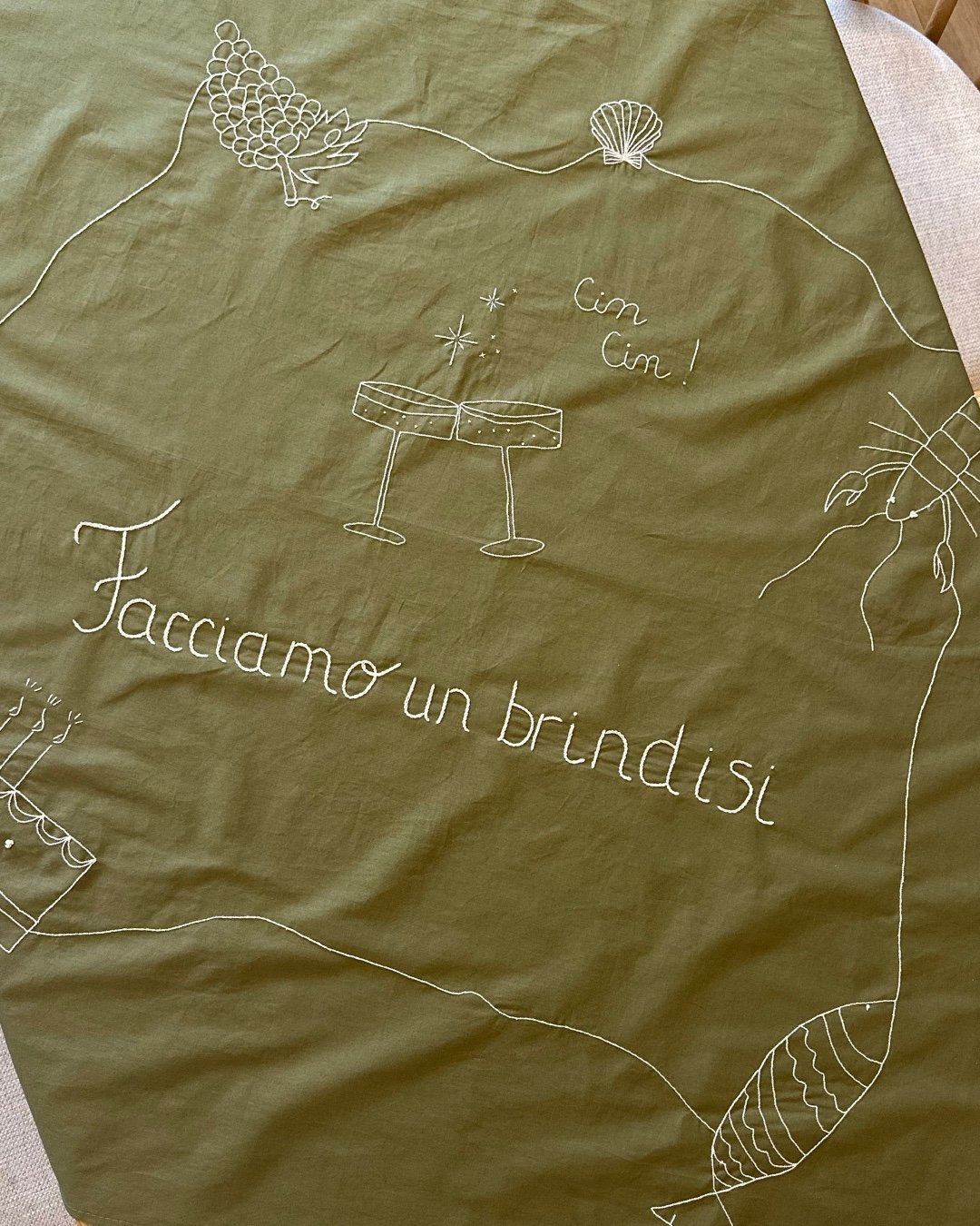 Feestelijk tafellaken “Facciamo un brindisi” – handgeborduurd - 104467 Feestelijk tafellaken “Facciamo un brindisi” – handgeborduurd