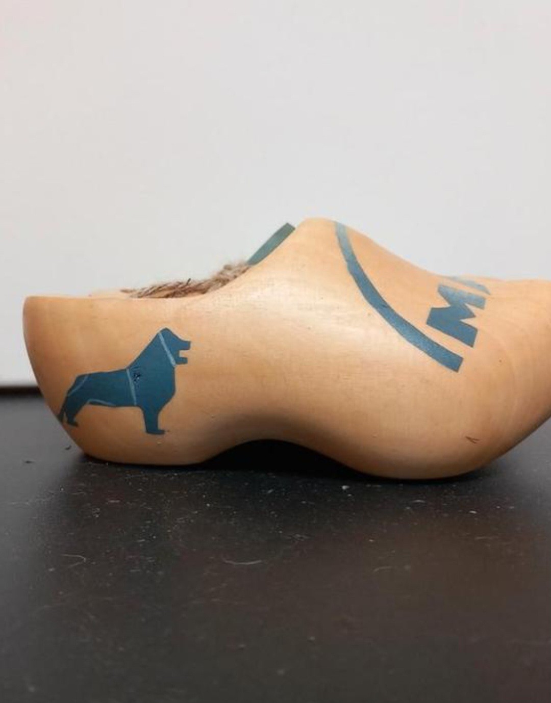 Houten klompjes met blauw MAN loge - 102101 Houten klompjes met blauw MAN loge