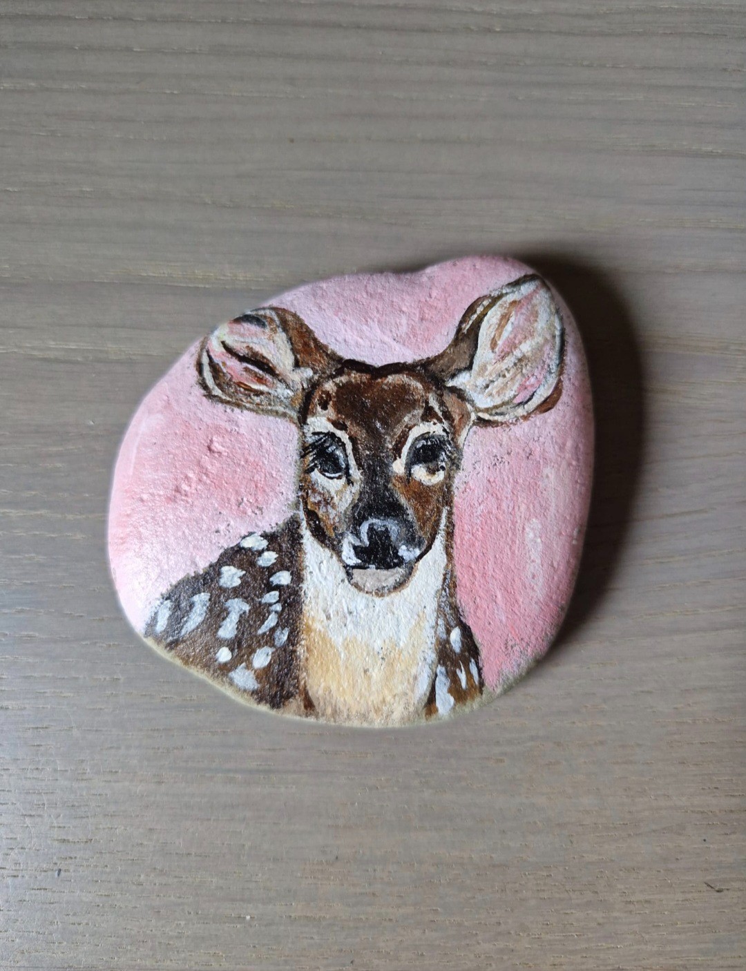 Klein schilderij van hertje, hand beschilderde natuur steen uniek om cadeau te geven