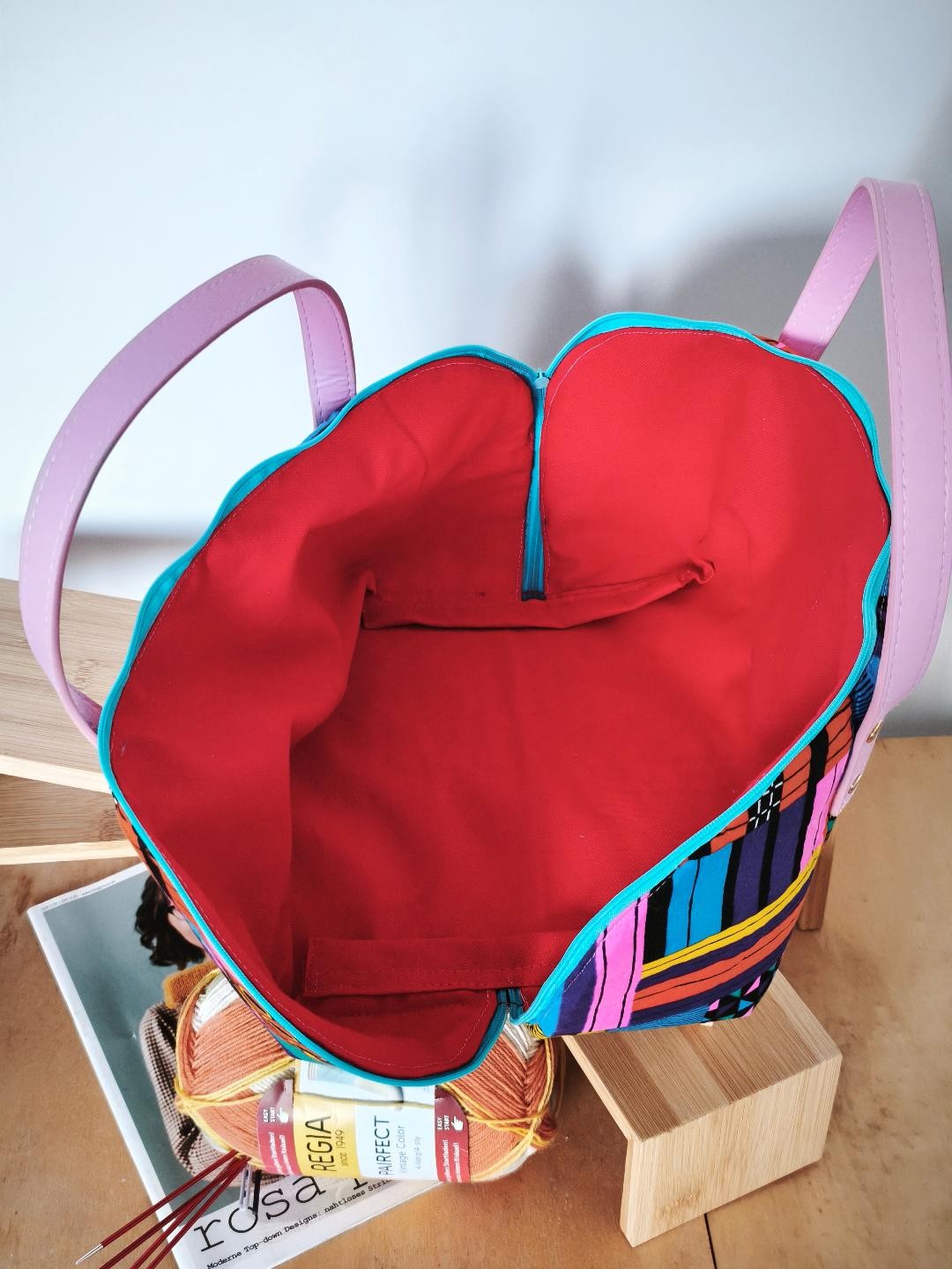 Handgemaakte Breitas in Opvallende Kleurrijke Print