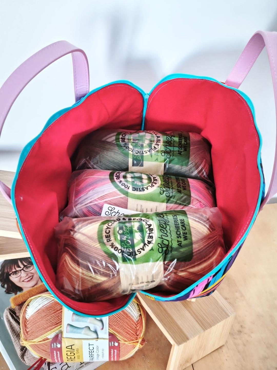 Handgemaakte Breitas in Opvallende Kleurrijke Print