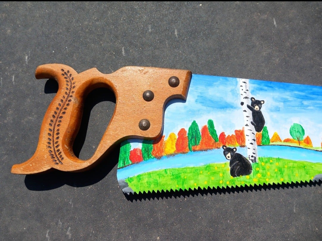 Handbeschilderde upcycled vintage metalen zaag met zwarte beer herfst… - 102122 Handbeschilderde upcycled vintage metalen zaag met zwarte beer herfst landschap