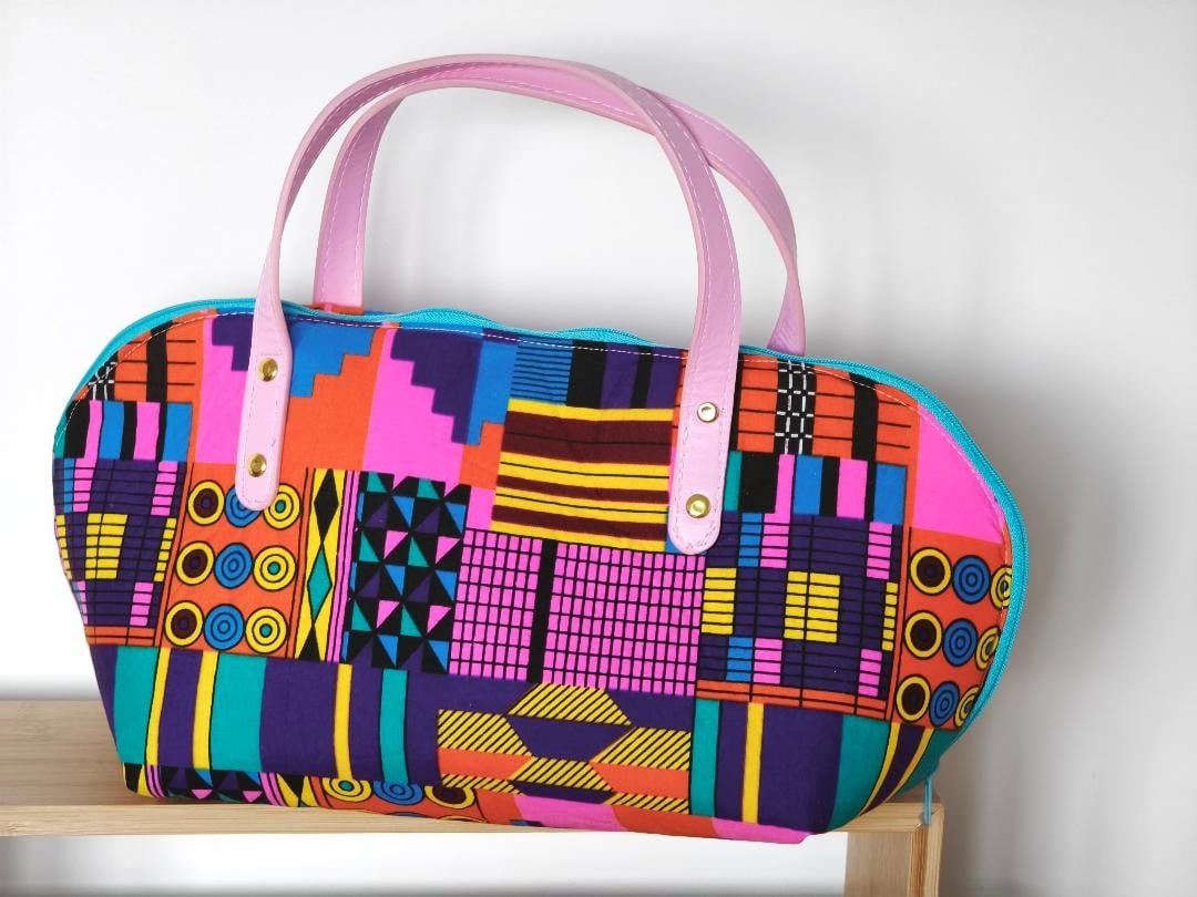 Handgemaakte Breitas in Opvallende Kleurrijke Print