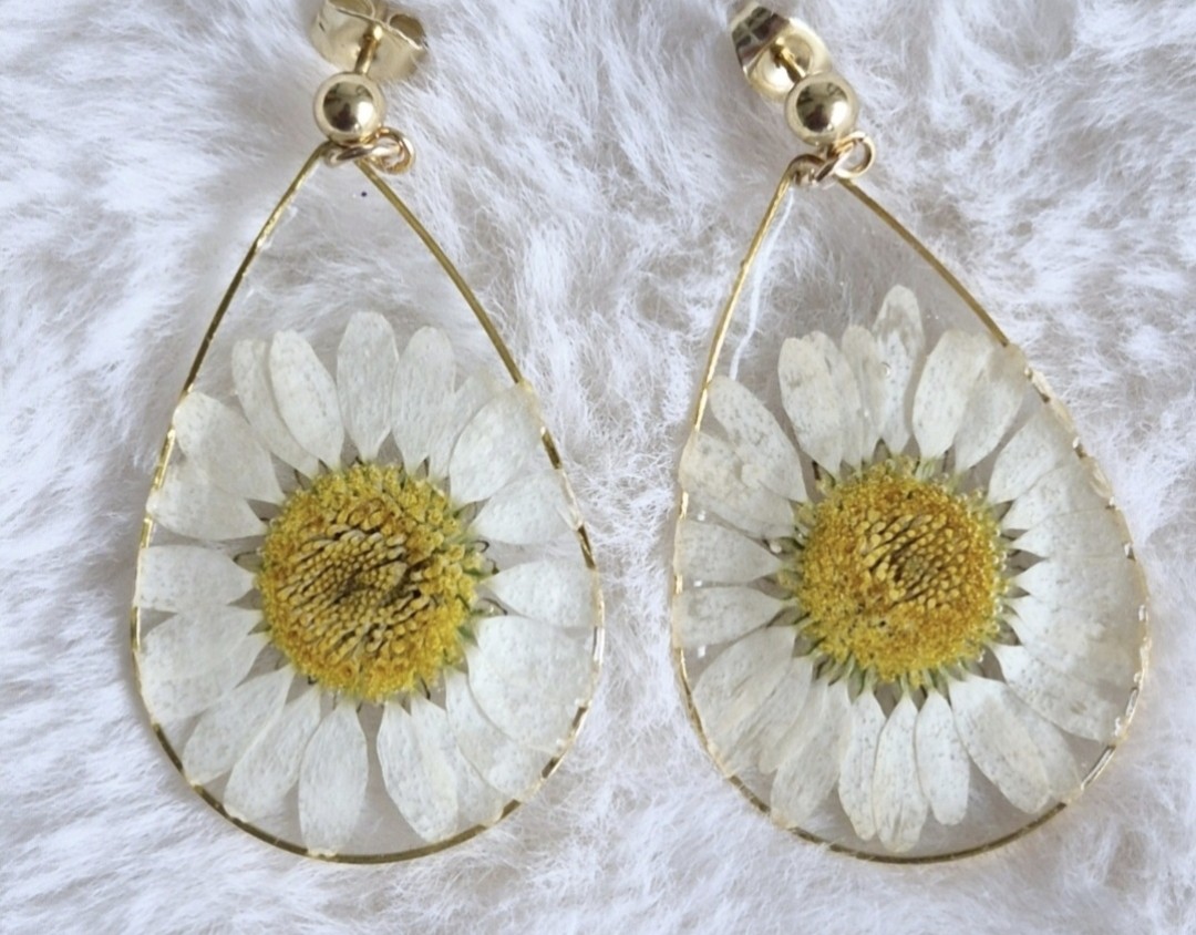 Witte resin oorbellen met gedroogde bloemen