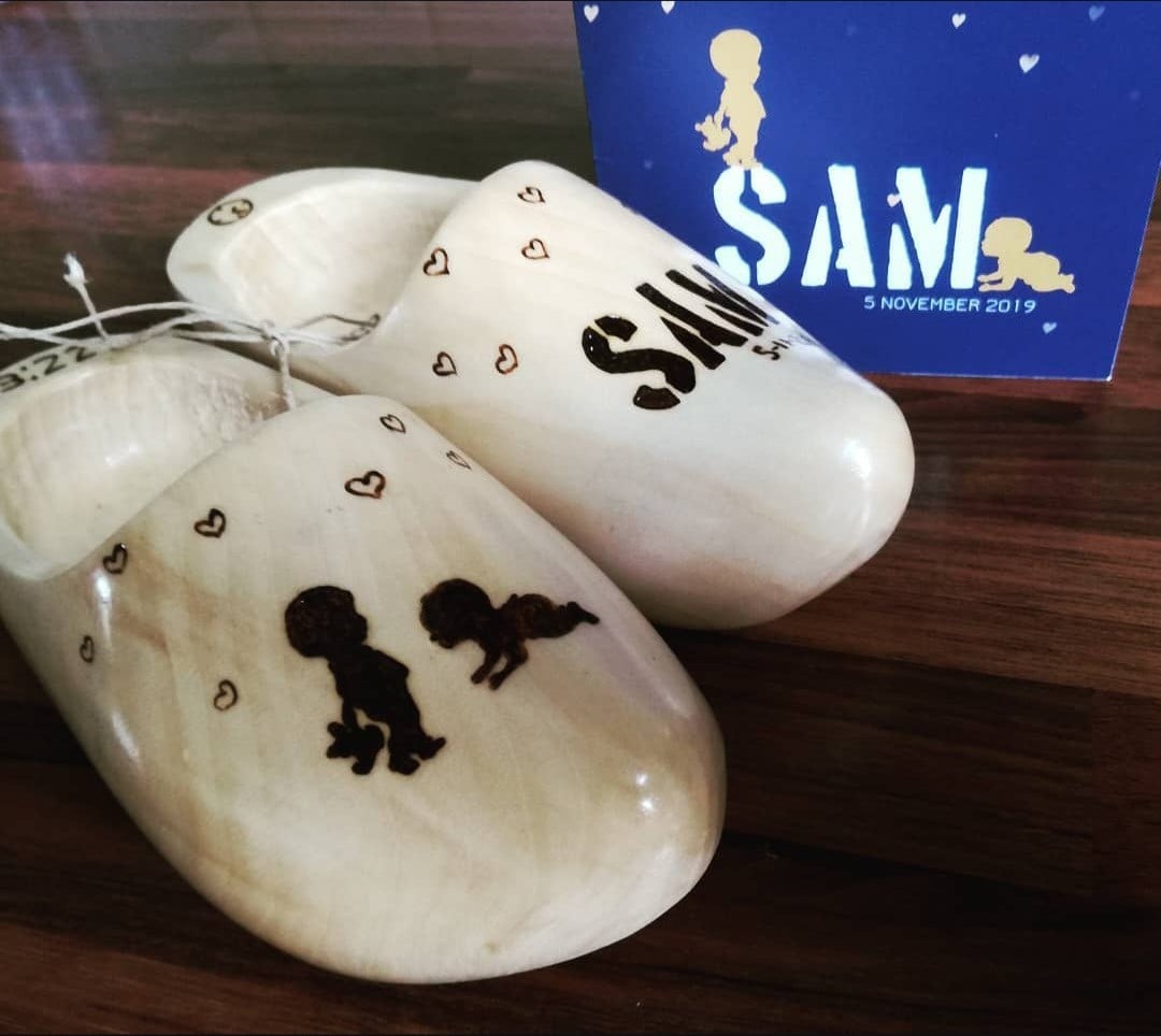 geboorteklompjes - 98804 Gepersonaliseerde zwart ingebrande houten geboorteklompjes