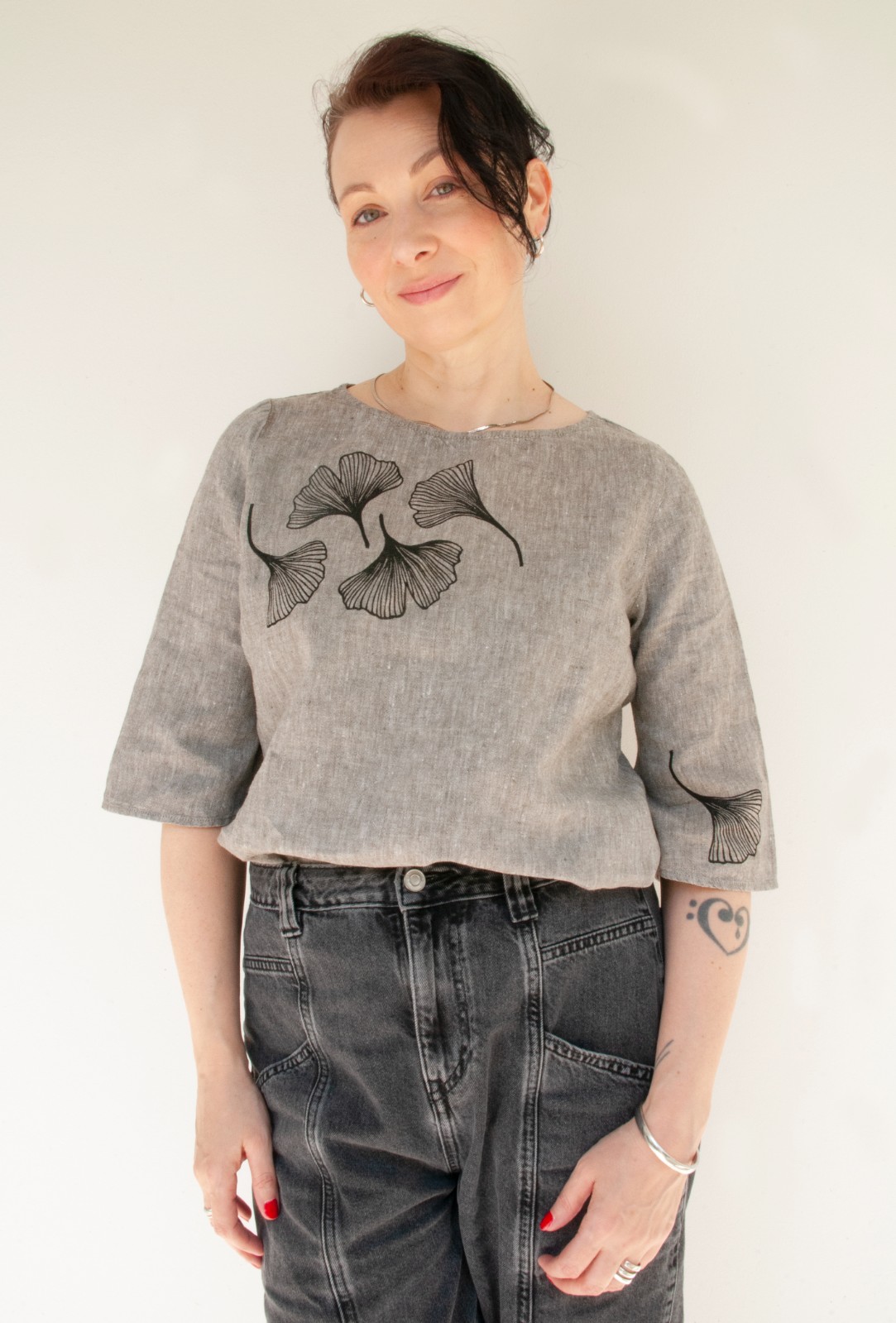 Hand Bedrukte Blouse, Grijs Linnen, Maat 38, Zwarte Ginkgo Bladeren O… - 128493 Hand Bedrukte Blouse, Grijs Linnen, Maat 38, Zwarte Ginkgo Bladeren Opdruk