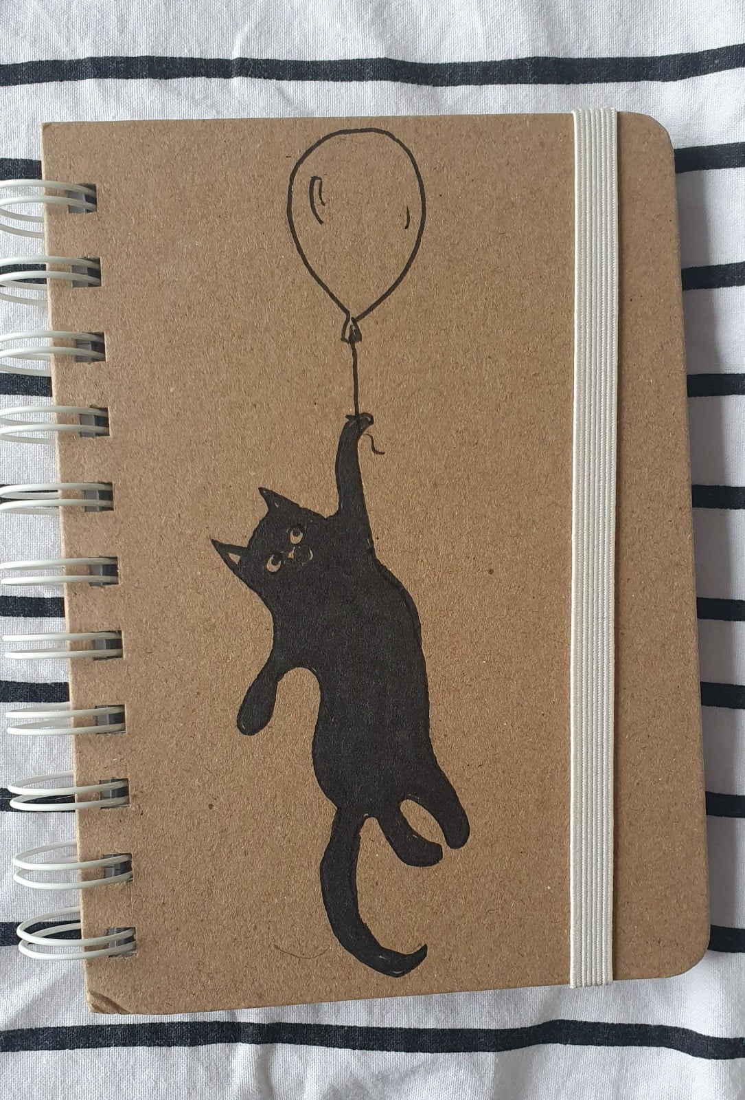 handgemaakt dagboek notitieboekje kat aan ballon gelinieerd, met originele kattentekening (geen print)
